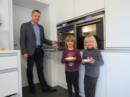 BSH-Produkttrainer Benjamin Bruckschwaiger erklärte im SOS-Kinderdorf Stübing die wichtigsten Funktionen der Siemens Hausgeräte. Die beiden jungen Damen scheinen vom Dessert jedenfalls überzeugt zu sein. 