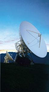 Satellitenkommunikation läuft gewöhnlich über die großen Schüsseln (wie hier bei der A1 Erdfunkstelle in Aflenz) ab, aber zur Versorgung von exponierten Standorten bringt A1 nun auch ein Satelliten-Internet für Endkunden. (Foto: A1)