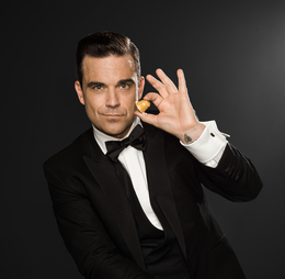 Robbie Williams wird künftig im Auftrag des guten Geschmacks für Café Royal® im Dienst stehen. 