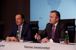 Telekom Austria CEO Hannes Ametsreiter (hier mit CTO Günter Otendorfer) musste heute zwar einen Verlust von 185 Mio EUro melden, er sieht jedoch eine Trendwende auf dem österreichischen Heimmarkt. 