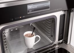 Mit der Quick-Start-Funktion erhitzt der Dampfgarer mit Mikrowelle DGM 6800 eine Tasse Kakao auf Tastendruck. 
