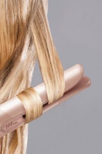 Je nach Temperatureinstellung, Dicke der Haarsträhnen und Rotation des Lockenstabs entstehen lockere Wellen oder ausdrucksstarke Korkenzieherlocken.