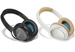 Die Bose QC 25 Headphones sind in Varianten für Apple- als auch Samsung- und Android-Geräte verfügbar, jeweils in Schwarz oder Weiß mit blauen Akzenten.