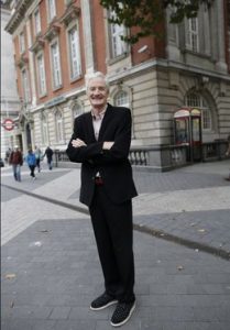 James Dyson vor dem Dyson-Gebäude am Royal College of Art in London. Die Finanzierung dieses Gebäudes übernahm die James Dyson Foundation. 
