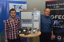 TFK-PM Daniel Locher und Herbert Herzog, TFK Festnetz, präsentieren den neuen Agfeo-Demo-Koffer von TFK.  