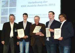 Durften sich bei den Power-Days über die Auszeichnung durch KNX Austria-Obmann Ernst Windhager (1.v.l.) freuen: Hannes Wultschnig, Gerhard Hinterhofer, Martin Polak und Karl Auer (vlnr).