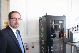 „Neuer Bereich mit großer Zukunft” – Thonauer-Verkaufsleiter Werner Renner vor einem Lithium-Ionen-Energiespeicher.