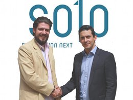 Auf gute Zusammenarbeit: Georg Mayer, LG Sales Manager Commercial Displays (li.), und SOLO Geschäftsführer Michael Müller.