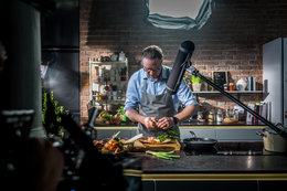 In den neuen TV-Spots für elektrabregenz kocht, brät und gart sich Starkoch Oliver Hoffinger durch die Highlights der österreichischen Küche.