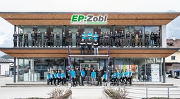 Für das Jubiläumsfoto fand sich das gesamte Team von Andreas Zobl (über dem Eingang, Mitte) vor dem Geschäft in Brixlegg ein.