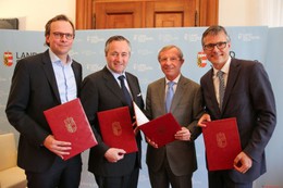 Auf Initiative der INTERNETOFFENSIVE ÖSTERREICH (IOÖ) unterzeichneten heute Landeshauptmann Wilfried Haslauer und die CEOs der drei führenden Telekommunikationsunternehmen den Salzburg Breitband-Pakt. A1, T-Mobile und Drei werden in den kommenden zwei 
