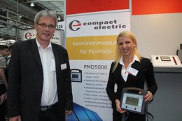 Prok. Oliver Oberleitner und Ulrike Haslauer, Geschäftsführerin von Compact Electric, stellten das Kennlinienmessgerät für PV-Profis zur SMART vor. (Fo: K.Pichler)
