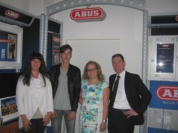 Geschäftsführer Thomas Ollinger (re.) gemeinsam mit dem Lehrling Manuel Hofer, dessen Mutter Petra Hofer und der Lehrbeauftragten Jasmin Artner.