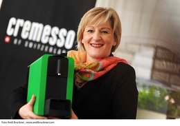 Head of Sales International, Christine Schär: „Der starke Zuwachs bei der Verwendung von Kaffeekapselmaschinen deutet auf das zunehmende Qualitätsbewusstsein der Österreicher im Kaffeegenuss zu Hause hin.“