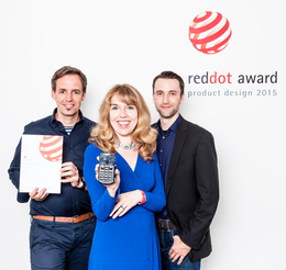 Emporia Telecom-Eigentümerin Eveline Pupeter nahm den Red Dot Design-Award zusammen mit DEsign-Partner von Mango Design, Lutz Cordes und Jonas Ceppa, entgegen. 