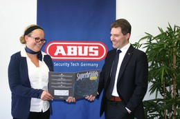 ABUS Austria Geschäftsführer Thomas Ollinger und Marketing-Chefin Jasmin Artner freuen sich sichtbar über das Zertifikat als Superbrand Austria.