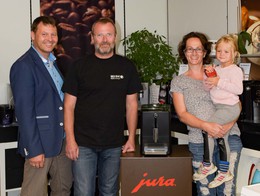 JURA Gebietsverkaufsleiter Süd Oliver Zwanzger und Helmut Matlschweiger, Inhaber von Red Zac Matlschweiger, überreichten die ENA Micro 1 an Gewinnerin Claudia Krassnegger, die den Preis mit ihrer Tochter entgegennahm.