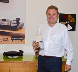 Audio Tuning Geschäftsführer Heinz Lichtenegger konnte seine EISA-Sammlung auch heuer vergrößern – für den Pro-Ject RPM 3 Carbon gab es den insgesamt fünften Award. (©W.Schalko)