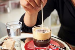 Kaffeedegustation in der Jura Coffee Academy. Erlebnisseminare in der Jura Coffee Academy sollen Fachhändler, Endkunden, Professional Servicepartner, Promotion-Mitarbeiter aber auch Schulen ansprechen. 
