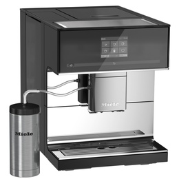 Optisch lehnt sich der neue Stand-Kaffeevollautomat CM7 von Miele an das Design der Einbaugeräte an. Der Kaffeeauslauf passt sich automatisch der Höhe des jeweiligen Trinkgefäßes an, die Bedienung ist dank des neuen C Touch-Displays übersichtlich.