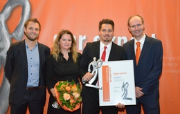 Liebherr-GF Robert Ortner (l.) und Expert-GF Alfred KApfer (r.) gratulieren Barbara und Walter Sabitzer zum Expert 2015. 