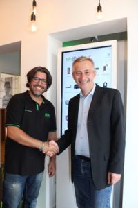 EP:Regionalleiter Thomas Neubauer freut sich über ein neues Mitglied und gratulierte Franz Waldherr herzlich zu seinem topmodernen Geschäft.

