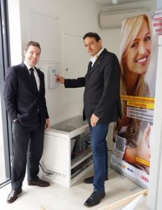 ABUS Austria Geschäftsführer Thomas Ollinger (li.) mit e-Marke Geschäftsführer Gottfried Rotter im energieautonomen Haus.