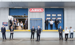 ABUS Austria-GF Thomas Ollinger (Bildmitte) und sein Team erwarten zur Eröffnung des Kompetenz- und Trainingszentrums in Wr. Neudorf rund 100 Partner und Gäste.