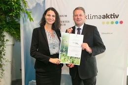 Rexel Austria COO Michaela Sadleder nahm die klimaaktiv-Partner Urkunde entgegen.  
