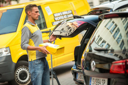 Post, T-Systems und VW testen neue Wege der Paketzustellung – direkt in den Kofferraum des Empfängers. (©Österreichische Post/Christian Houdek)