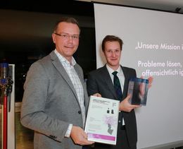 Dyson Austria GF Peter Pollak (li.) überreicht Michael Kogelnik den nationalen James Dyson Award für sein Projekt „C38 –Carry-On Luggage Trolley“. (Foto: Dyson)
