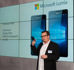 Andreas Leitgeb, Sales & Education Manager - Mobile Device Sales, präsentierte die Highlights der neuen Flaggschiffe Lumia 950 und Lumia 950 XL.