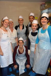 Das Team von BNP Paribas Cardif kochte auch dieses Jahr wieder für die Gruft, eine der wichtigsten Anlaufstellen für Obdachlose in Wien. 