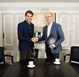 ﻿﻿Roger Federer und JURA CEO Emanuel Probst beim Handshake zur Vertragsverlängerung. 