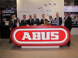 Das ABUS-Messeteam rund um GF Thomas Ollinger (4.v.re.) …
