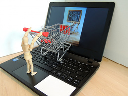 „Webrooming“ im Trend. Eine Nielsen Studie zeigt: Viele Konsumenten informieren sich heute zuerst online bevor sie im stationären Geschäft kaufen. (Bild: Juergen Jotzo/ pixelio.de)