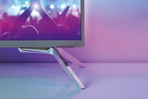 Philips TVs stehen für innovatives Design. Im Bild die hochwertigen, seitlichen „Ribbon-Standfüße“ der 7101er Serie.