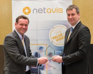 GF Martin Karall (re.) durfte sich über den Video Analytics Award von NETAVIS freuen.