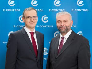 Wolfgang Urbantschitsch und Andreas Eigenbauer (v.l.) haben als neue Vorstände die Leitung der E-Control übernommen. (©E-Control, Anna Rauchenberger)