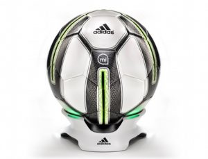 Der Adidas miCoach Smart Ball entspricht in Abmessungen und Gewicht einem herkömmlichen Größe 5 Ball, trägt dank integrierter Sensorik samt entsprechender App aber auch aktiv zur Verbesserung der Fußballkünste bei. 