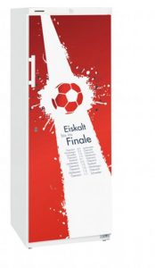 Europa ist im Fußballfieber und passend dazu bringt Liebherr die beiden Flaschenkühlschrankmodelle FK 3640 (im Bild) und FK 3642 im EM-Design ins Spiel. 