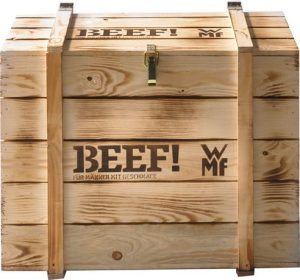 WMF beschreibt die Profi Plus Küchenmaschine in der Beef! Special Edition als ideal für Männer. Standesgemäß ist die Küchenmaschine in einer massiven Holzkiste verpackt.