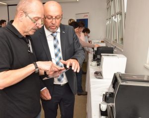 Neue Geräte, Innovationen und technische Details vermittelte wieder die Jura Coffee Academy Tour 2016 wie hier VL Maximilian Hager. 
