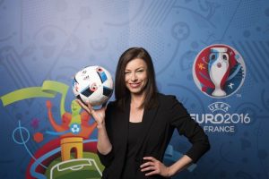 Elisabeth Auer wird – gemeinsam mit Fußball-Experten wie Christoph Daum – die EM-Spiele im Studio in Wien begleiten. (©ATV/Novotny) 
