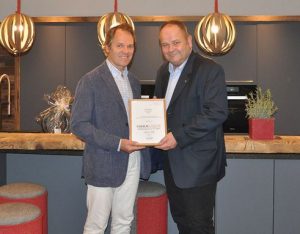 HAKA Küche Eigentümer Gerhard Hackl wurde mit dem „Positioning Excellence Award“ ausgezeichnet. Dieser wurde ihm im Zuge der Eröffnung des neuen HAKA Schauraums in Traun von Univ. Lektor Mag. Lorenz Wied für die „Maßanfertigung in neuen Tagen“ überreicht.