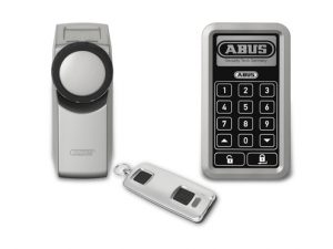 Nach einfacher Montage erlaubt ABUS HomeTec Pro das Öffnen von Türen bequem auf Knopfdruck.