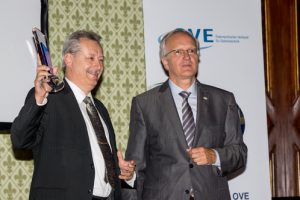 Wolfgang Martin (l.) wurde mit dem OVE Award ausgezeichnet und nahm den Preis aus den Händen von OVE-Präsident Franz Hofbauer entgegen. 
