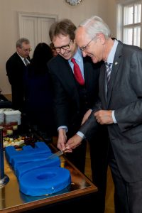 OVE-Präsident Franz Hofbauer (r.) und OVE-Generalsekretär Peter Reichel schneiden den OVE-Kuchen an. (Fotos: OVE/Effenberger)
