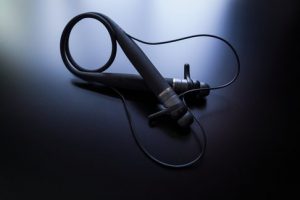 Vi ist ein selbstlernender Kopfhörer, der die hochwertige Audio-Ausstattung von HARMAN und die Wearable-Kompetenz von LifeBEAM vereint. (Fotos: LifeBEAM)
