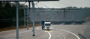 In Schweden sieht man zum Transport auf der Straße kaum Alternativen – nun werden auf E-Autobahnen per Oberleitung betriebene LKWs getestet. (©scania.com)
